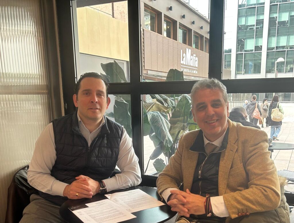 Héctor Martínez, CEO de Vuela tu Deuda, y Miguel A. Ruiz, Presidente de la Asociación Española de Consumidores, tras la firma del Convenio.